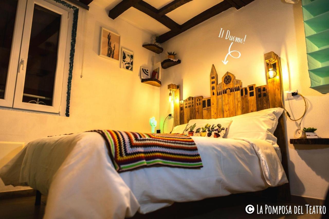 La Pomposa Del Teatro Hotel โมดินา ภายนอก รูปภาพ