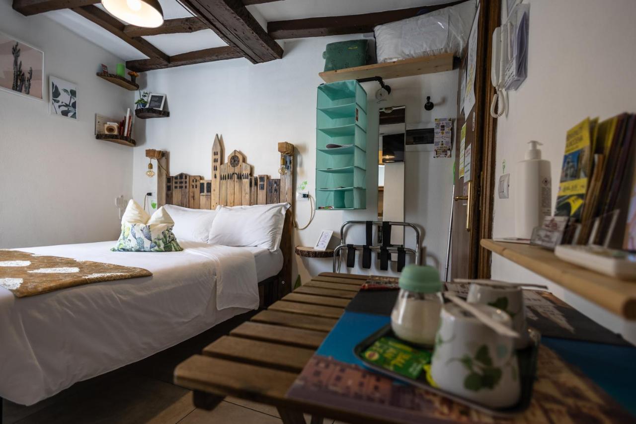 La Pomposa Del Teatro Hotel โมดินา ภายนอก รูปภาพ