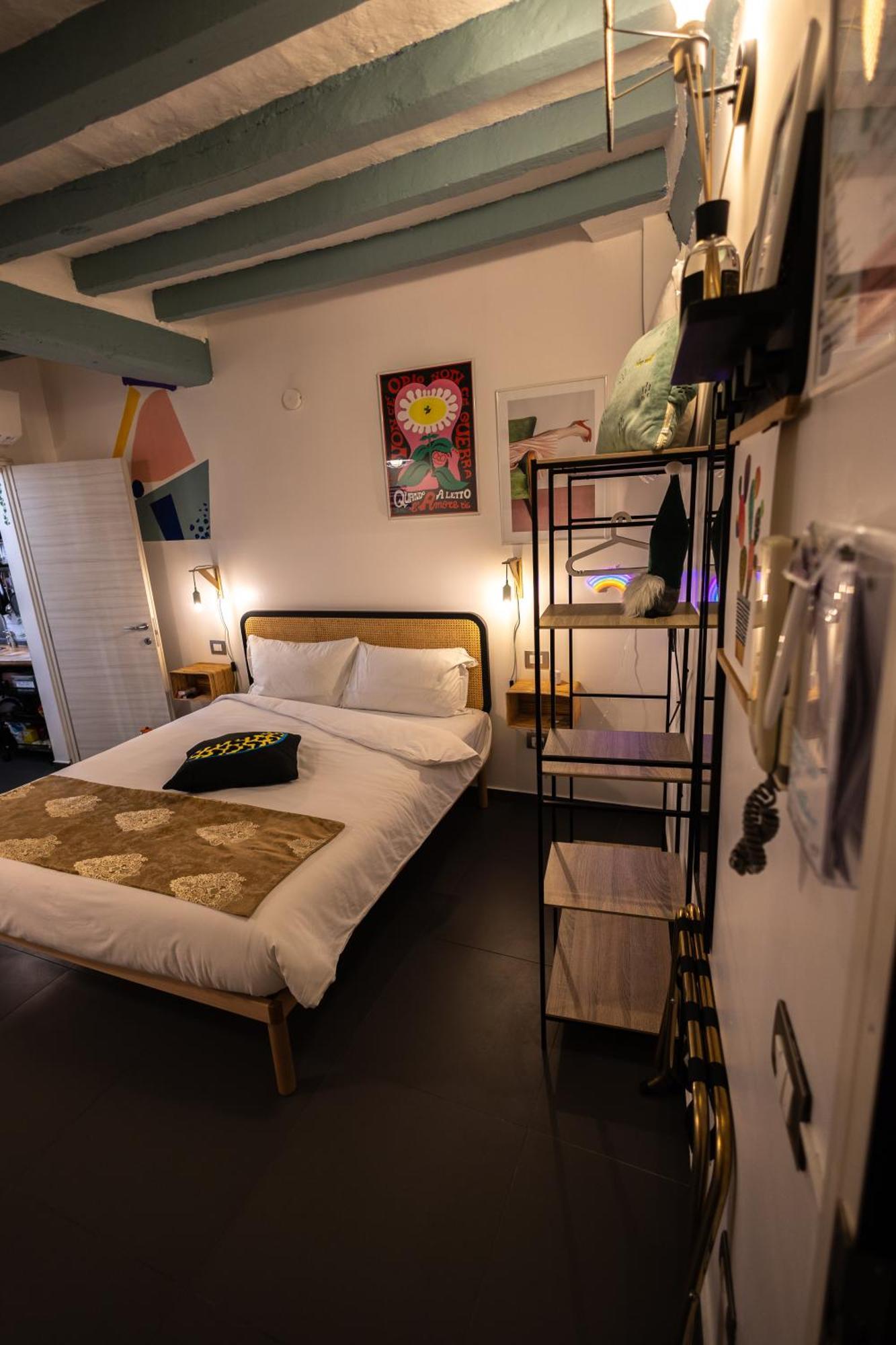 La Pomposa Del Teatro Hotel โมดินา ภายนอก รูปภาพ